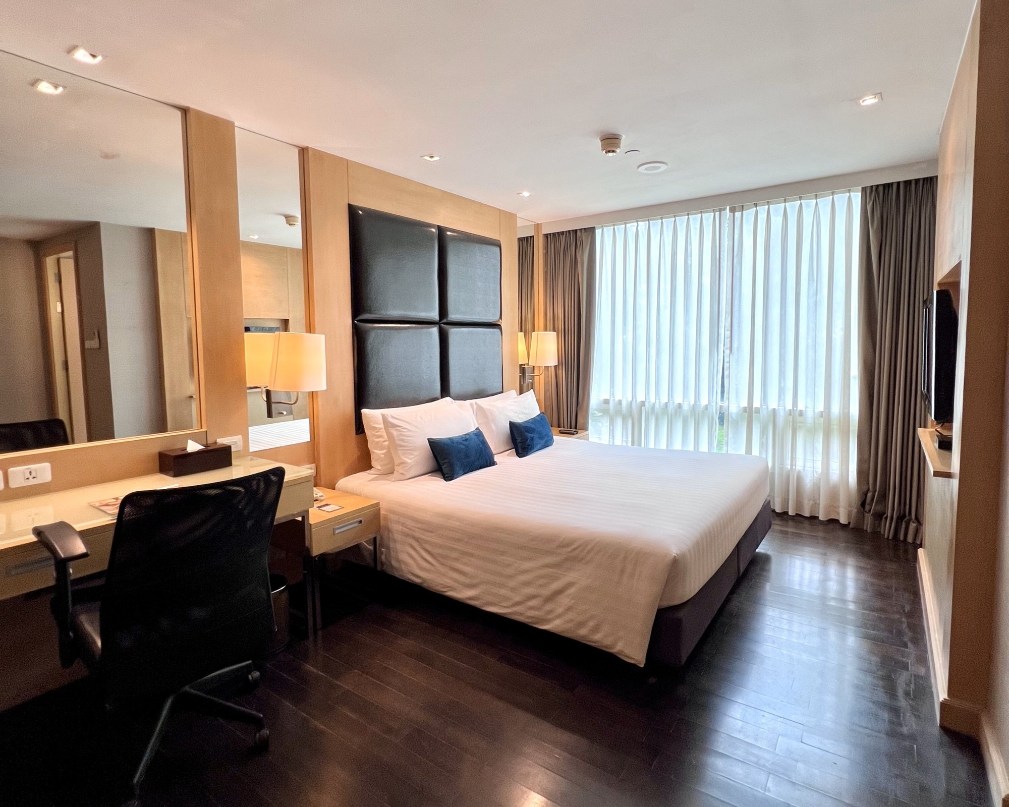 Deluxe 1BR Suite City View-4