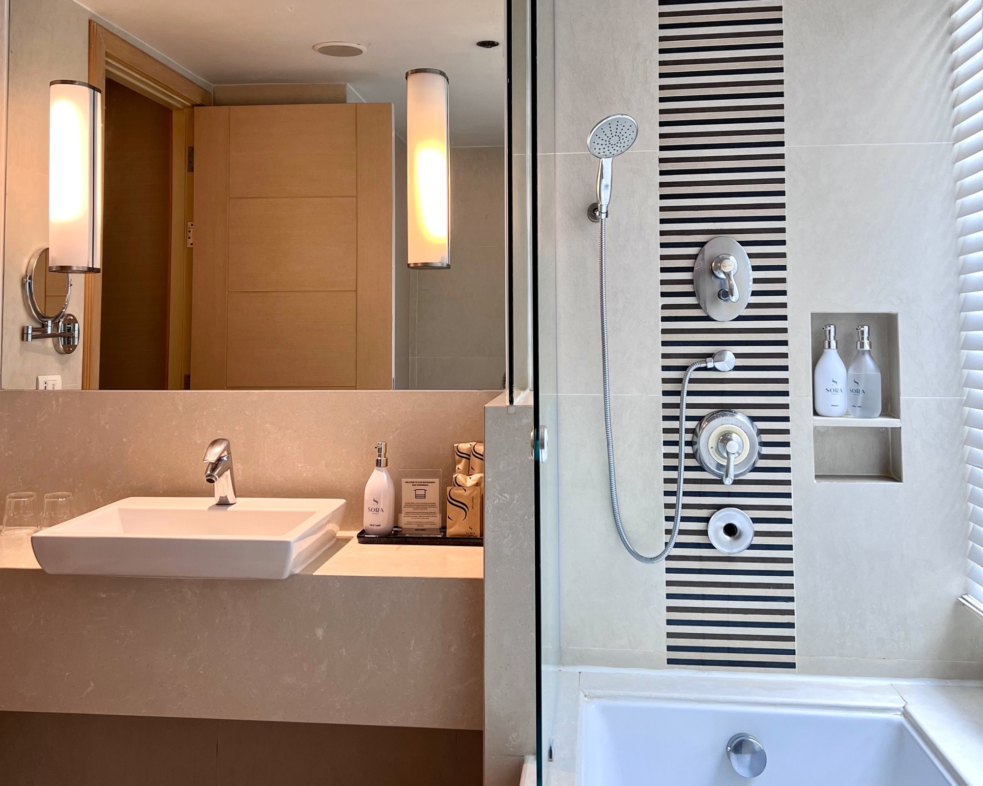 Deluxe 1BR Suite City View-6