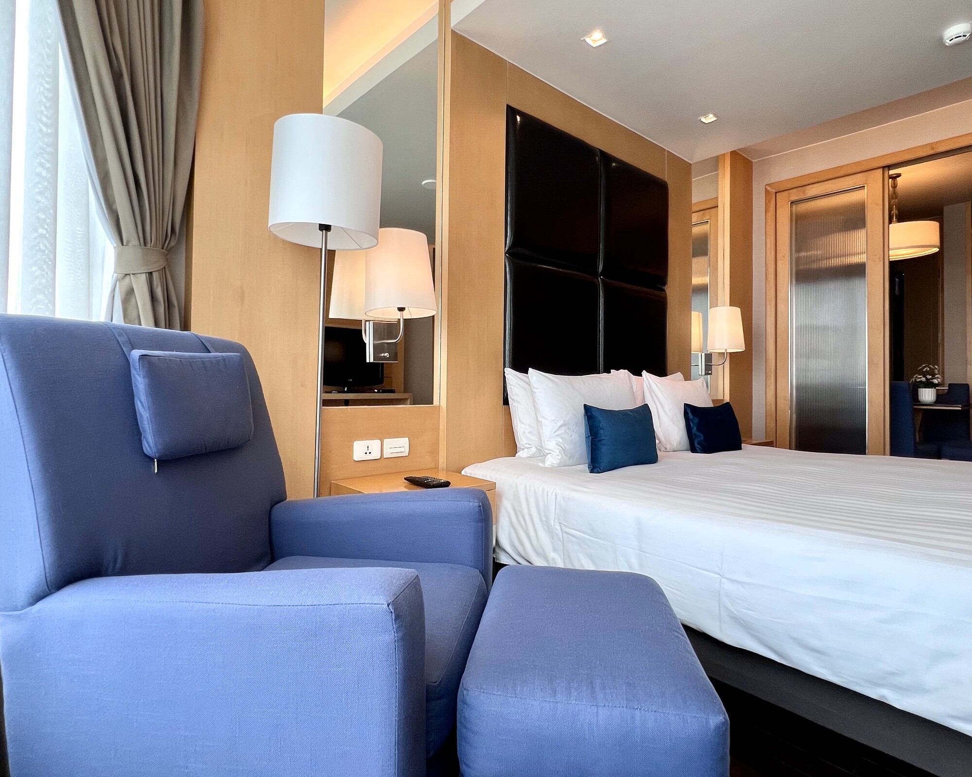 Family Connecting Suite City View & Lake View