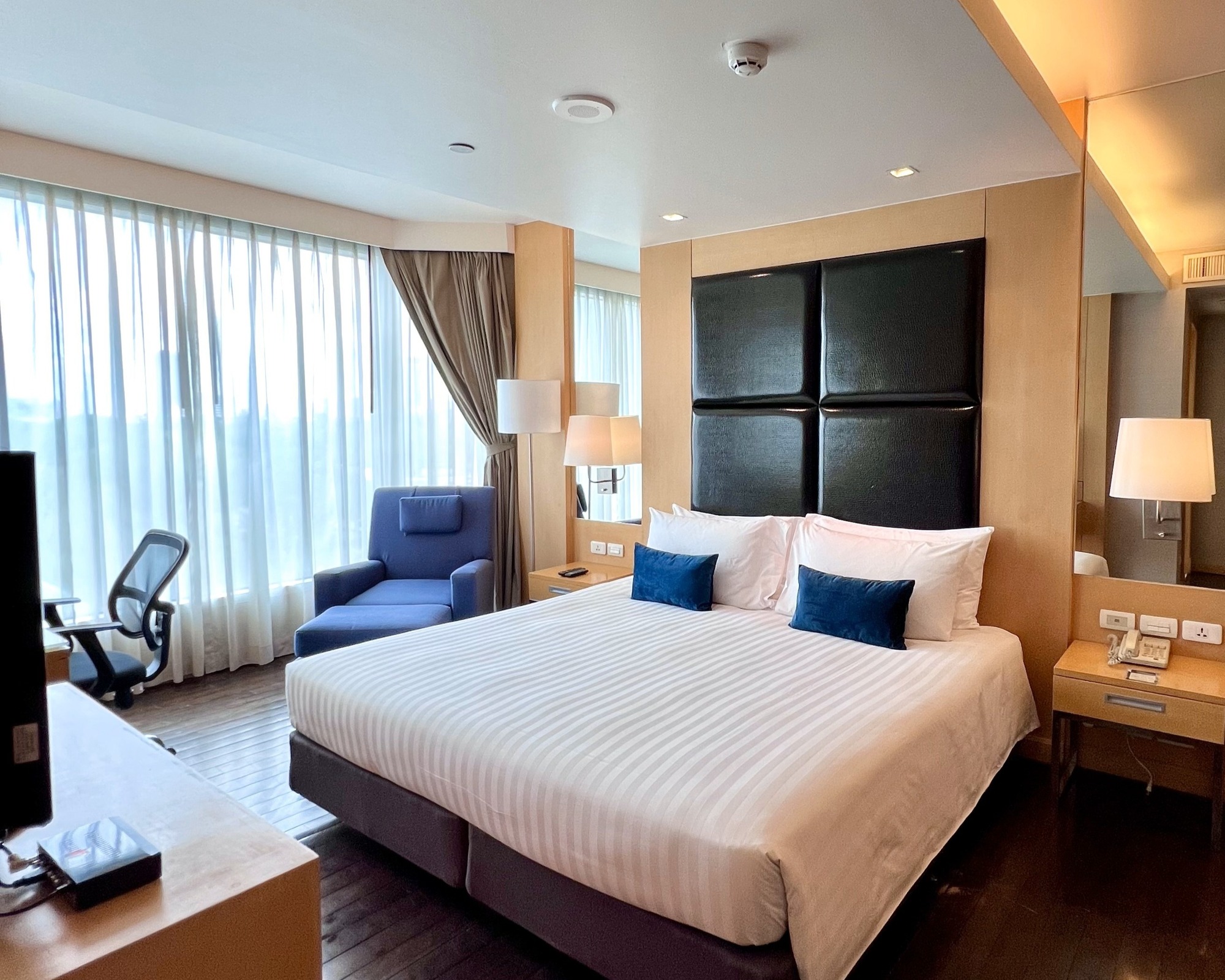 Premium 1BR City View & Lake View